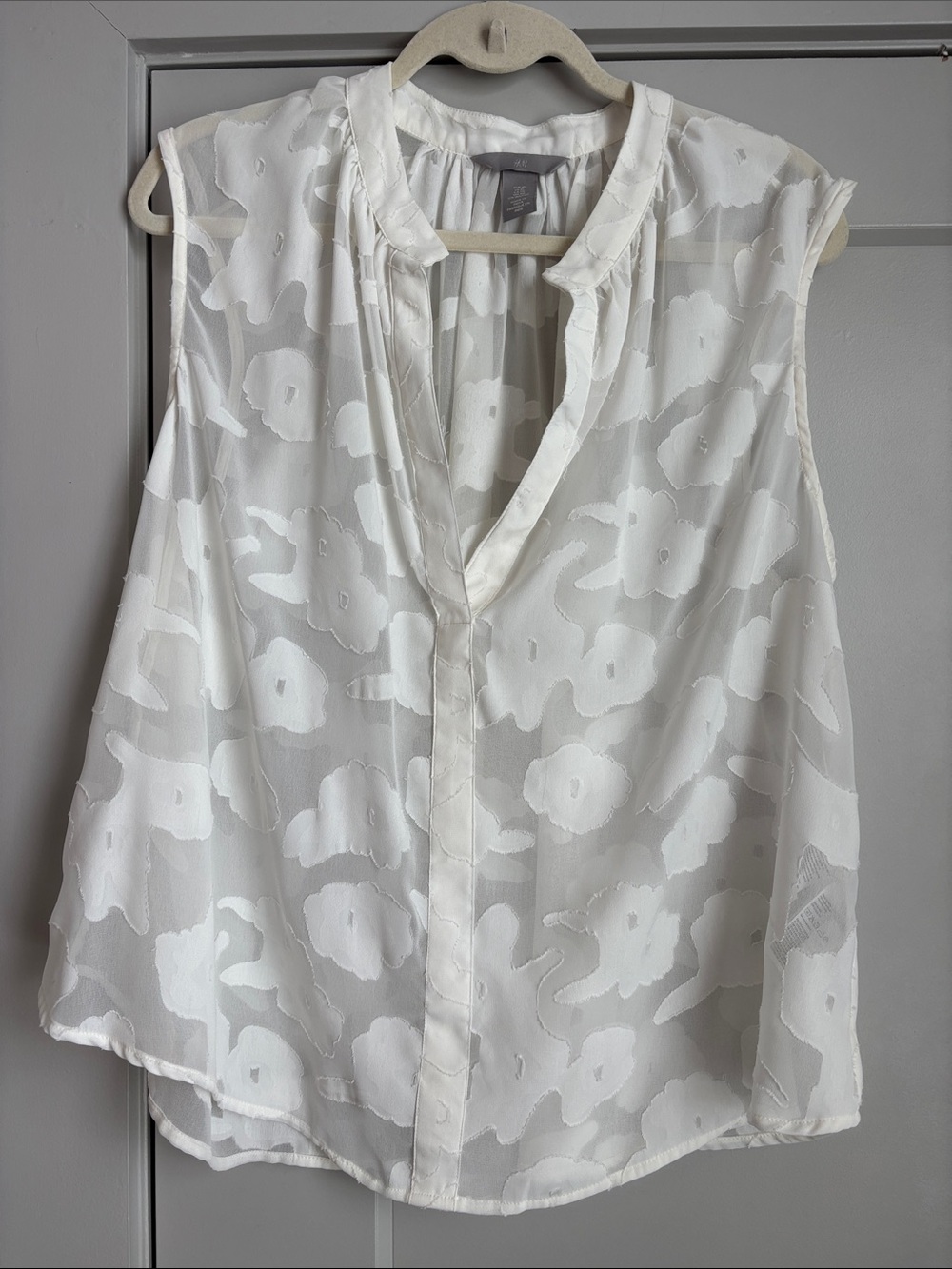 H&M White Sleeveless Floral Jacquard V-Neck Blouse